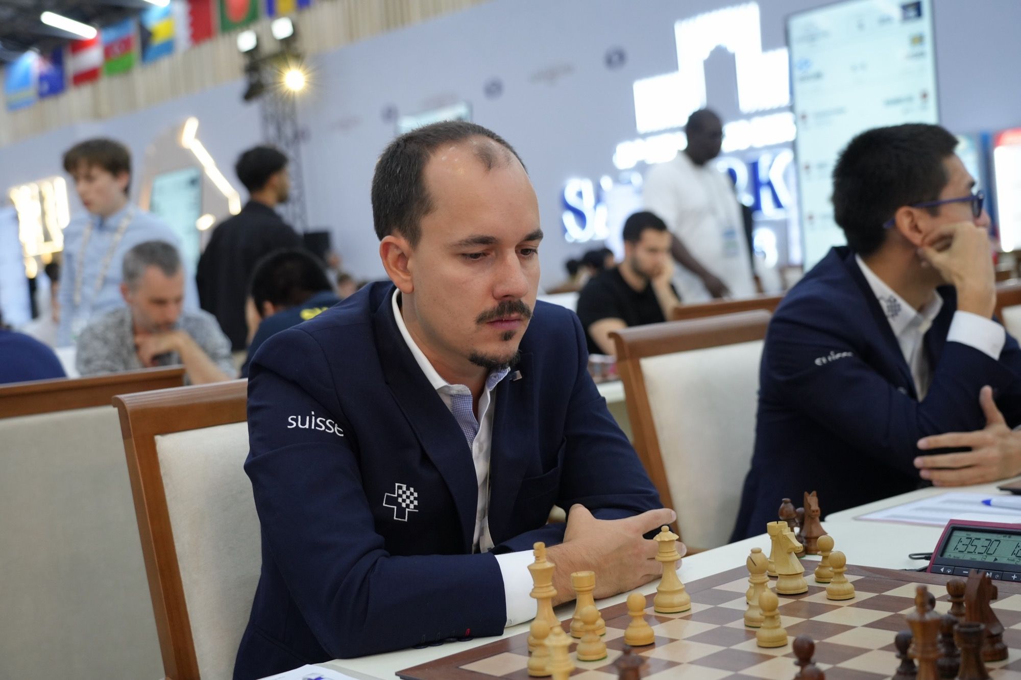 GM Sebastian Bogner am Brett.