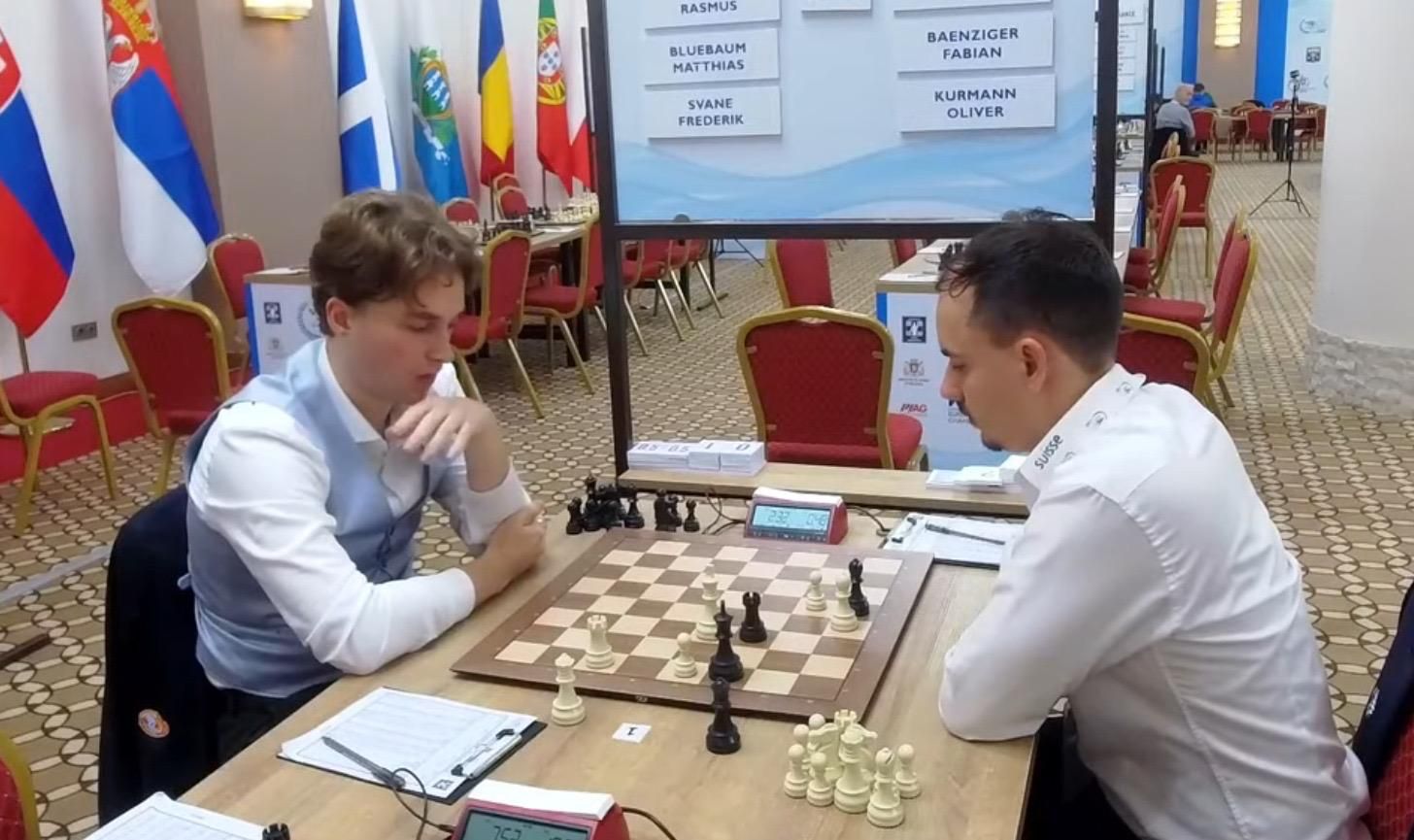 Sebastian Bogner am Schachbrett bei einem internationalen Turnier