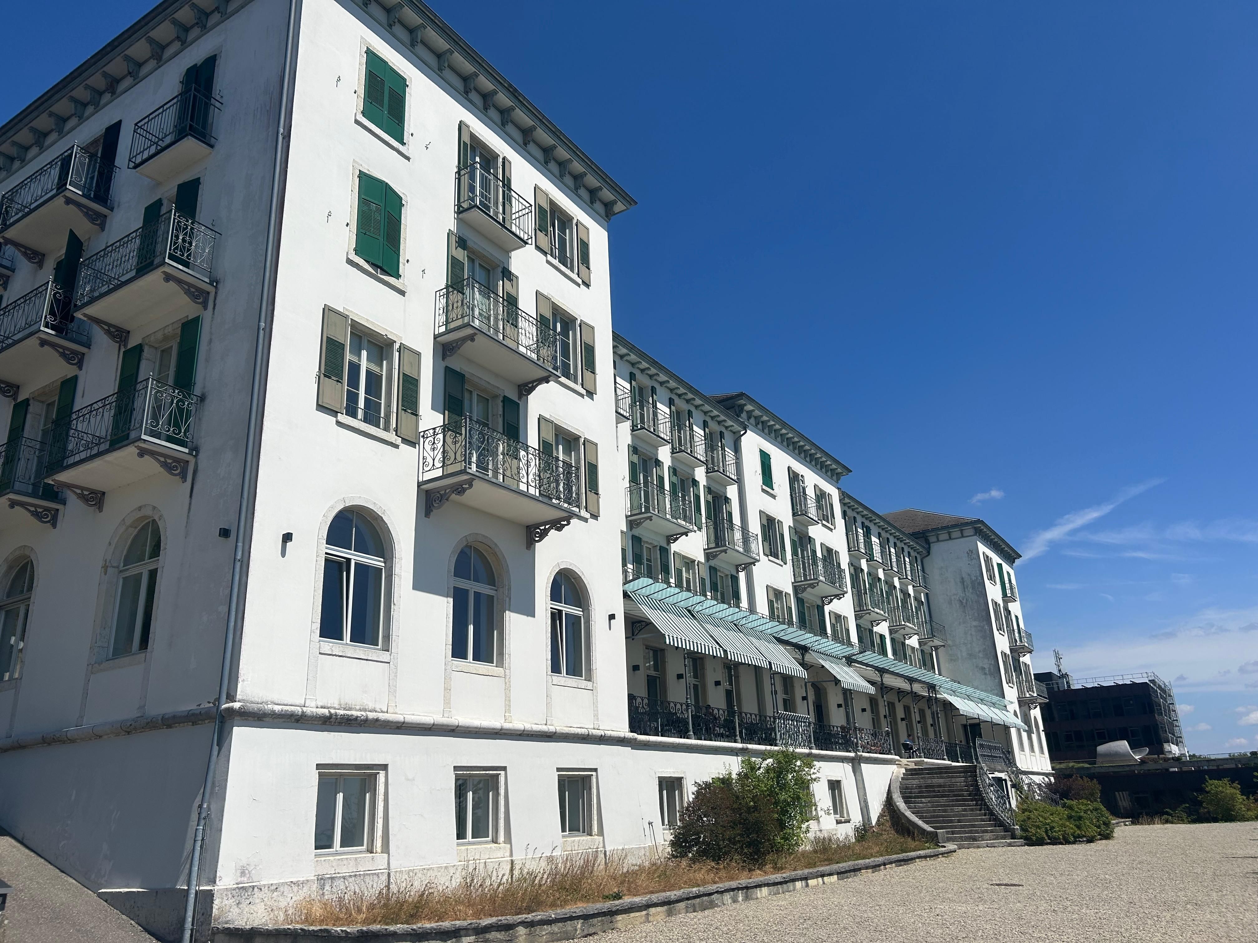 Historisches Hotelgebäude des nationalen Leistungszentrums Magglingen mit grünen Fensterläden