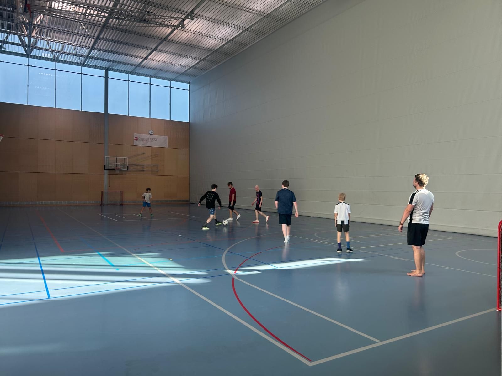 Teilnehmende des Trainingslagers spielen Fussball in der Sporthalle des Leistungszentrums Magglingen