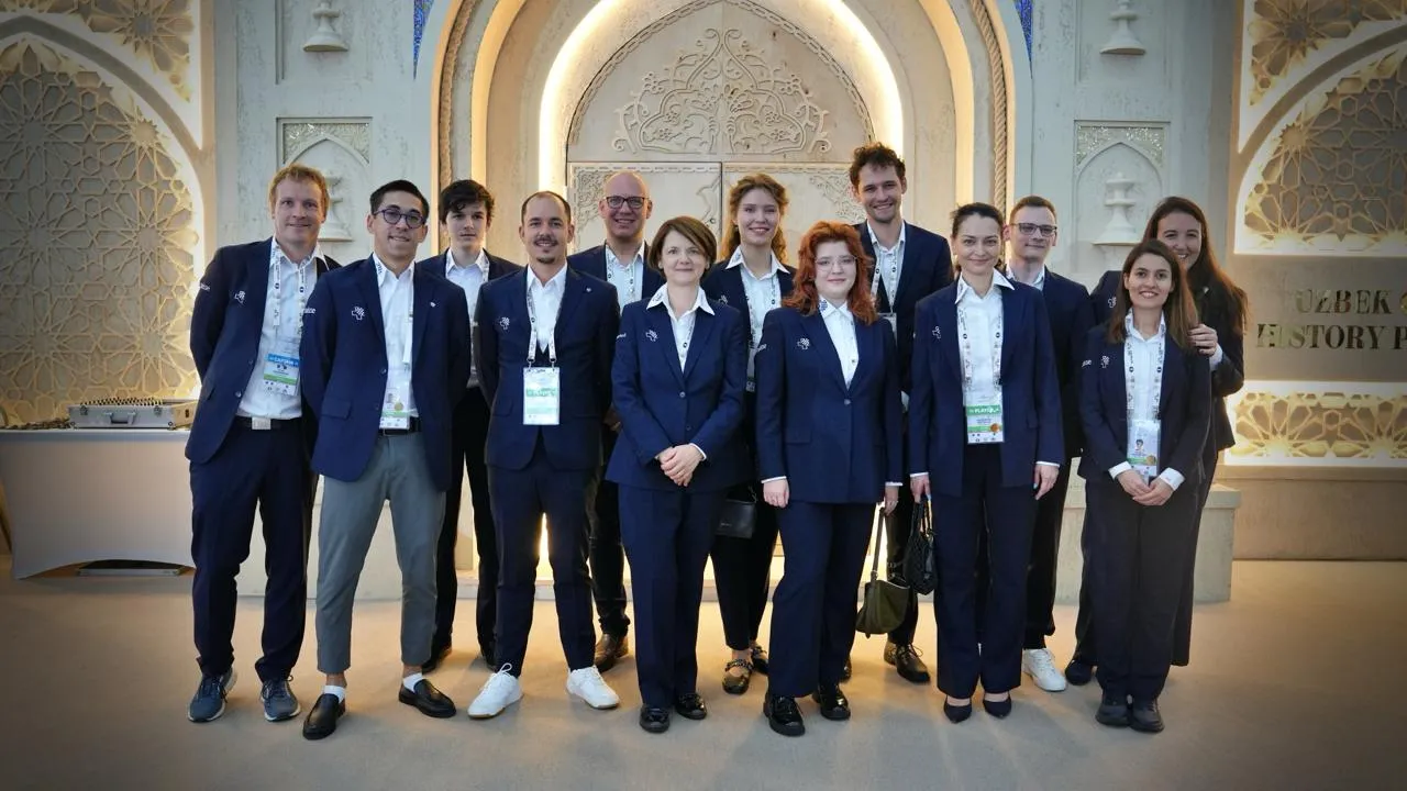Die Schweizer Delegation an der Schacholympiade 2026 in Samarkand, Open-Team und Frauenteam zusammen.