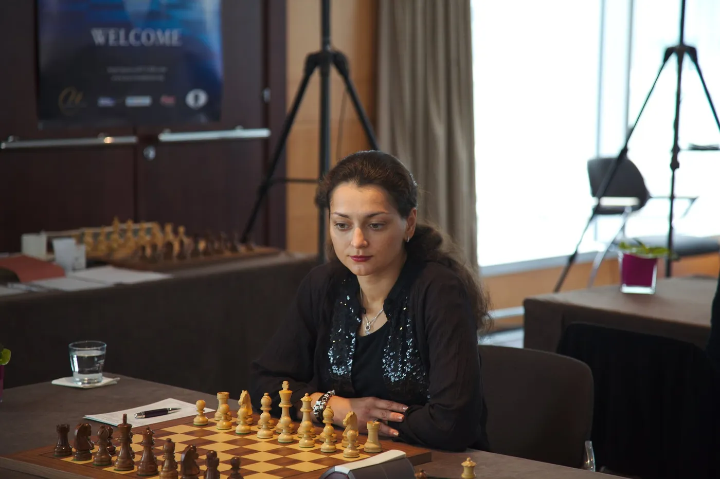 Alexandra Kosteniuk am Schachbrett beim Women’s Grand Prix in Genf