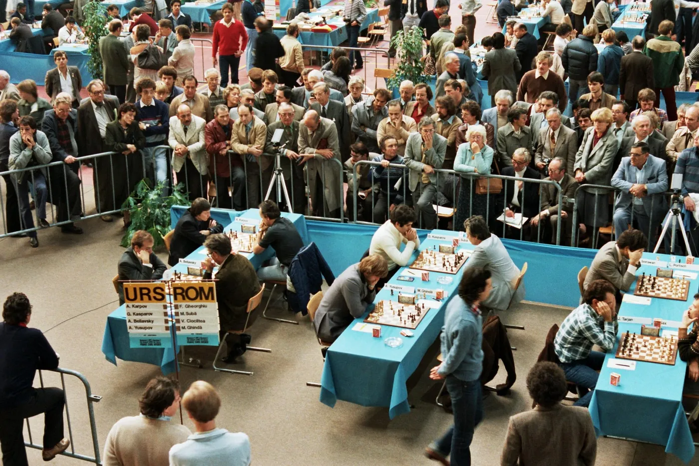 Spielsaal der Schacholympiade 1982 in Luzern mit Zuschauern hinter Absperrungen beim Match Sowjetunion gegen Rumänien