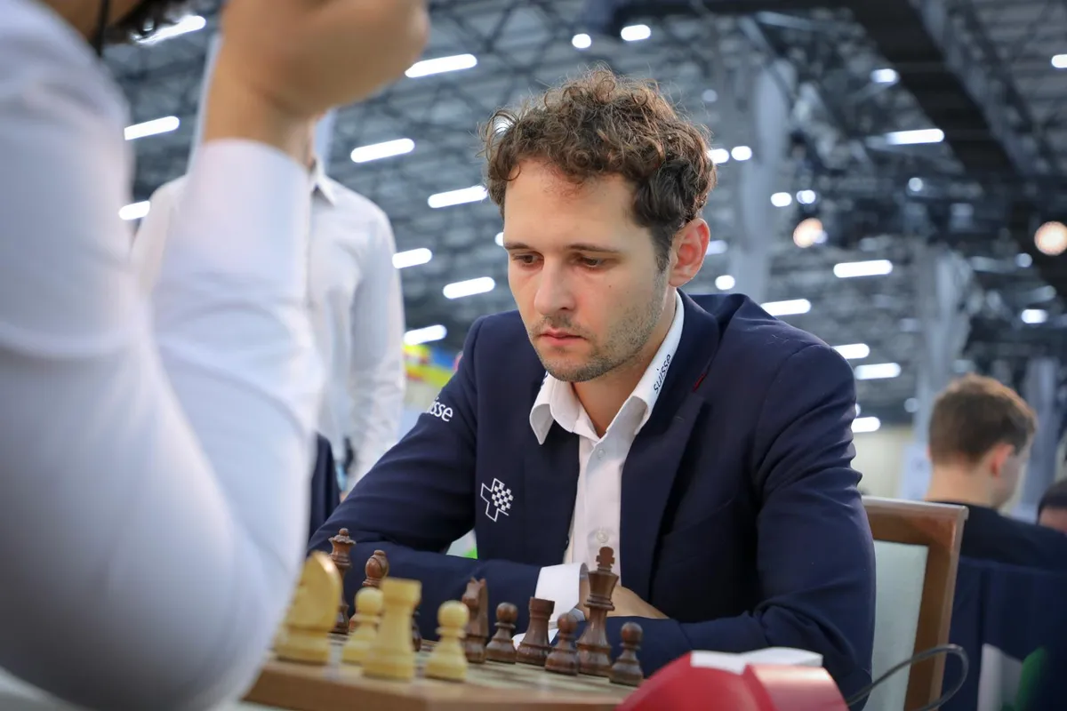 GM Nico Georgiadis am Brett an der Schacholympiade 2026 in Samarkand