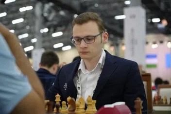 IM Fabian Bänziger am Brett an der Schacholympiade 2026 in Samarkand.