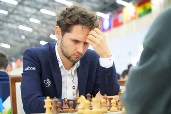 GM Nico Georgiadis am Brett an der Schacholympiade 2026 in Samarkand.