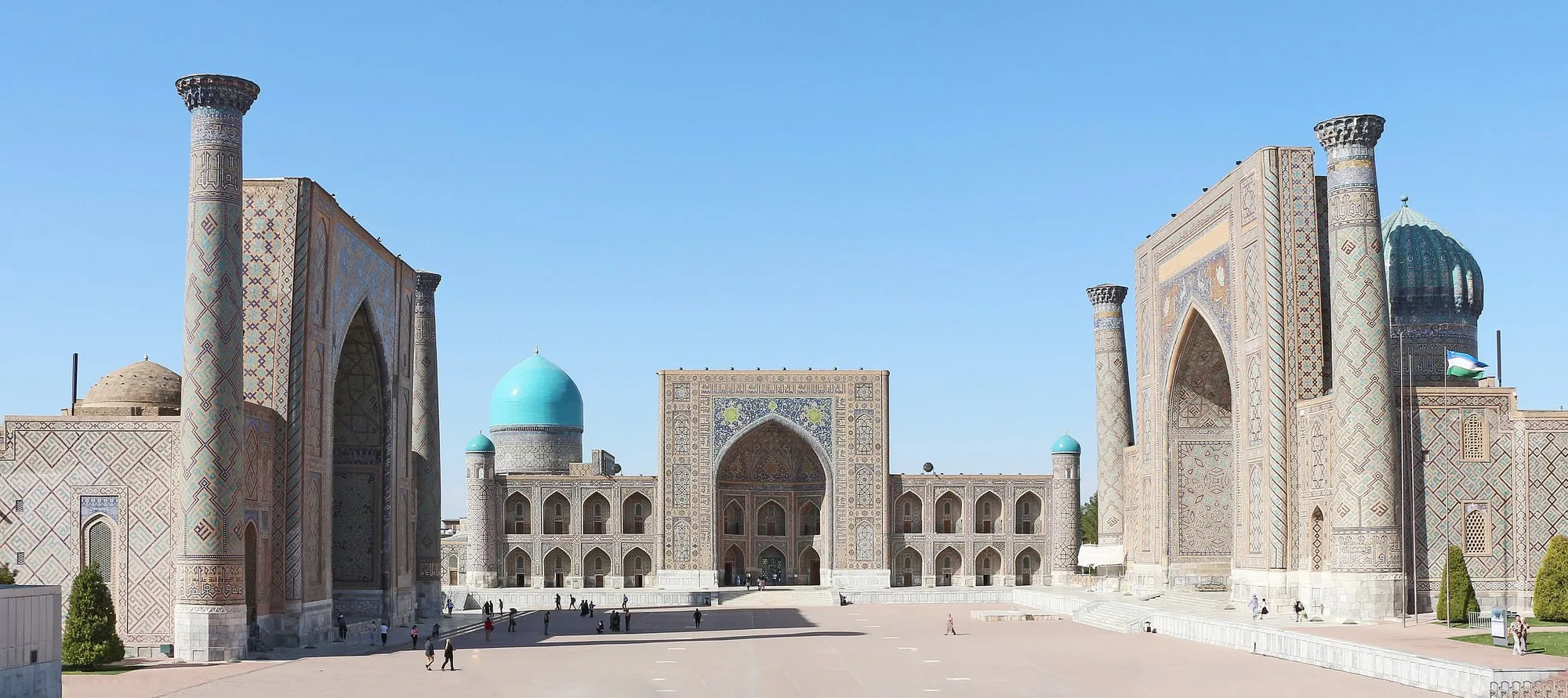 Der Registan-Platz in Samarkand mit seinen drei Medresen unter blauem Himmel