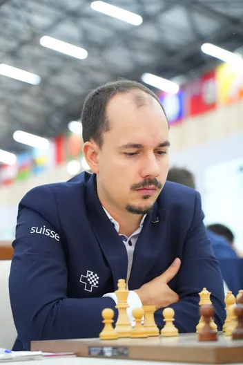 GM Sebastian Bogner am Brett an der Schacholympiade 2026 in Samarkand.